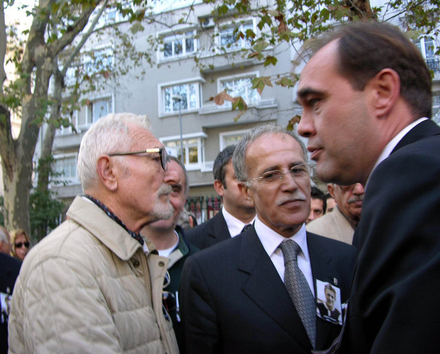 Beşiktaş'ın unutulmaz futbolcularından, "Voleci Şeref" lakaplı Şeref Görkey, İstanbul'da böyle toprağa verilmişti... -  - 11/11/2004