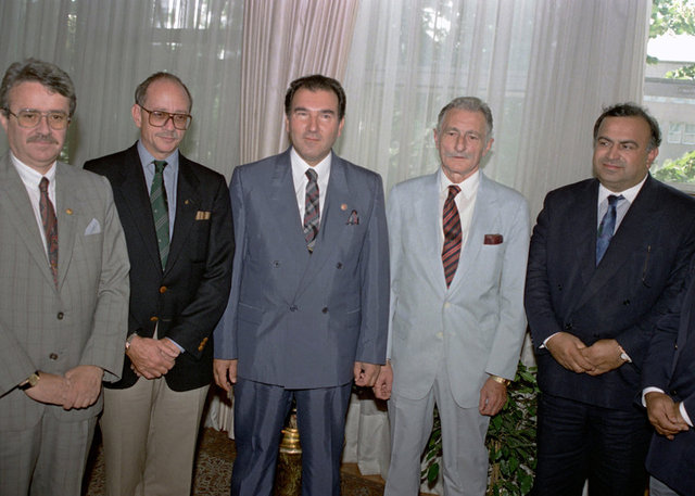Dönemin Devlet Bakanı İsmet Özarslan, Beşiktaş Başkanı Süleyman Seba, Fenerbahçe Başkanı Metin Aşık ve Galatasaray Başkanı Alp Yalman'ı kabul ederken... - 15/08/1990