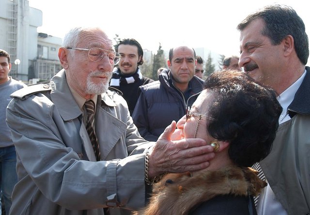 Gölcük Beşiktaşlılar Derneği, Beşiktaş'ın kurucularından Ahmet Fetgeri Aseni adına açılan parka fidan dikerken... -  - 05/04/2005
