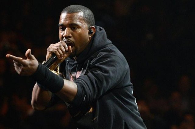 Kanye West, Sidney'de akıl almaz bir gafa imza attı. Yeezus adlı dünya turnesinin Sidney ayağında sahne alan West, konserin bir bölümünde seyircilerin hepsinin ayağa kalkarak dans etmesini istedi.