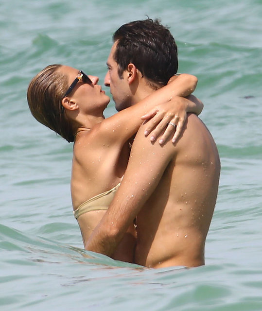 Önceki gün erkek arkadaşıyla denize girerken görüntülenen oyuncu, sevgilisiyle romantik anlar yaşadı.
