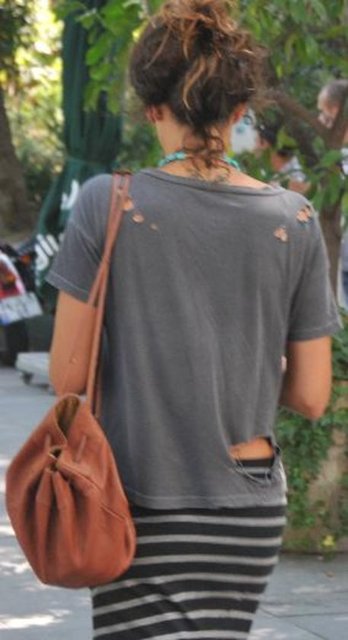 Hızlı adımlarla sahilde yürüyen oyuncu, sürekli Bebek'te görüntülendiğinin hatırlatılması üzerine "Buraya mı taşındınız?" sorusuna gülerek, "İsterseniz ev adresimi vereyim. Arkadaşlar lüften ısrar etmeyin.