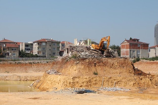 Yıkım esnasında evin sahibinin olmadığını belirten Yavuz, şöyle devam etti: