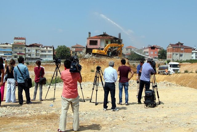 Bu yıkım hem bütün Fikirtepe'nin bir kilidini açma anlamını taşıyor. O anlamda belki hoş bir durum ama bir yıkım olması nedeniyle biraz da hüzünü ifade ediyor... -