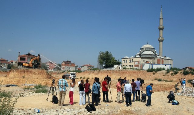 Yıkımı sağlayıp işe devam edeceğiz. 2,5-3 ay içerisinde de inşaatlara başlarız. Başlangıçtan sonra da 26-28 ay civarında projenin bir kısmı biter. İnşaat teslimleri olur."