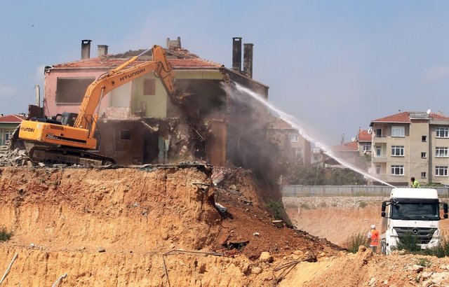 "Uzun bir süreçti. Evin sahibini de inat yapar gibi çağırmanın da anlamı yok. O da her şeyi izliyor...