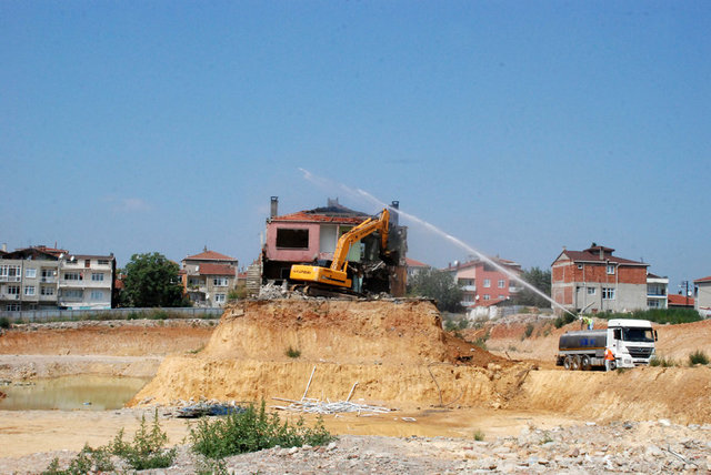 Fikirtepe'de anlaşmaya yanaşmadığı için konut inşaatı projesinin yaklaşık 3 yıl süreyle durmasına neden olan evin yıkımı gerçekleştirildi.