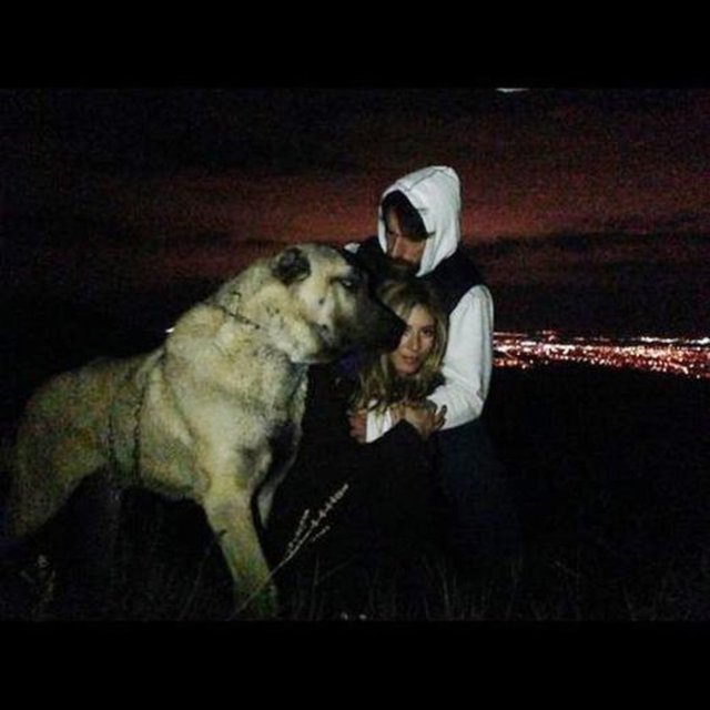 İŞTE KAYBETTİ AMA AŞKTA KAZANDIİlişkilerini göz önünde yaşamaktan kaçınan İbrahim Çelikkol ile Sinem Kobal evlilik için gün sayıyor.