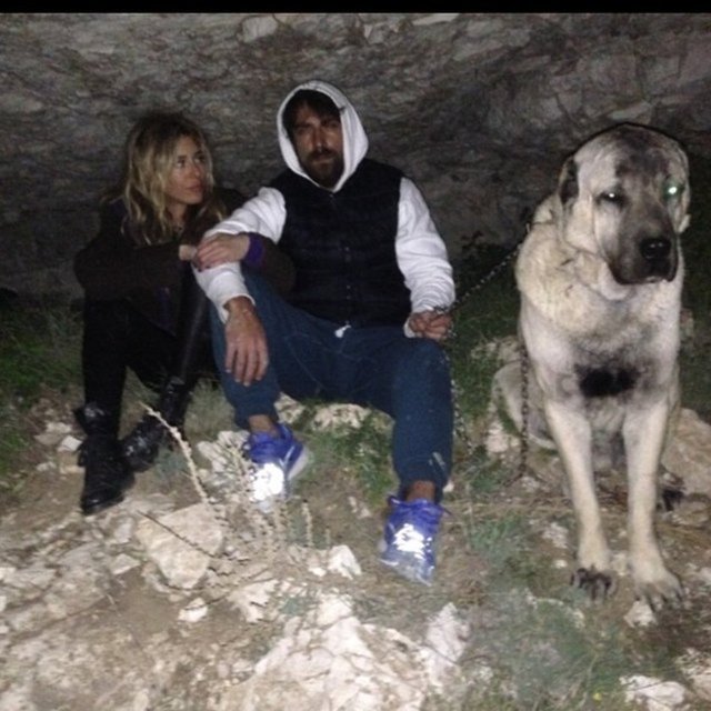 Kobal ilk kez sevgilisiyle el ele çekilen fotoğrafını Instagram hesabından takipçileriyle paylaştı.