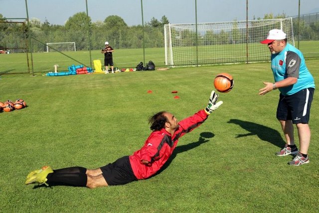 Teknik Direktör Halil İbrahim Köprülü, gazetecilere yaptığı açıklamada, takımda 14 futbolcu bulunduğunu, bir sporcunun mazereti nedeniyle kampa katılamadığını, 24 Ağustos'a kadar şampiyona hazırlıklarını kentte sürdüreceklerini söyledi