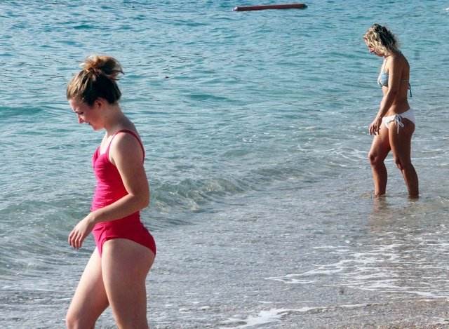 Türkiye'nin birçok ilinde soğuk ve yağışlı hava etkisini gösterirken Fethiye'nin Ölüdeniz Mahallesi'ndeki Belceğiz Plajı'nda yazdan kalma günler yaşanıyor.