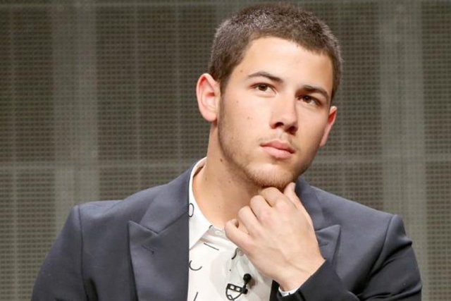 Nick Jonas, kardeşleriyle grubu ayırmasına rağmen solo çalışmaları, aktörlüğü ve söz yazarlığı sayesinde eski Disney yıldızı 18 milyon dolar değerinde servete sahip.