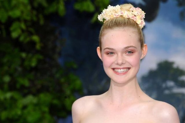 Elle Fanning 16 yaşında, 2013 yılında serveti 5 milyon dolardı.