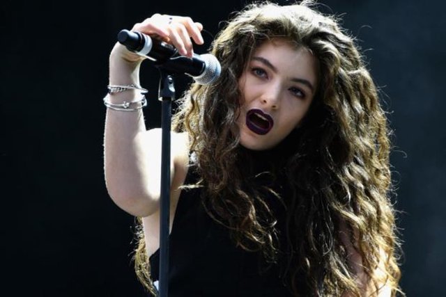 Lorde 17 yaşında 2 milyon dolar servete sahip.