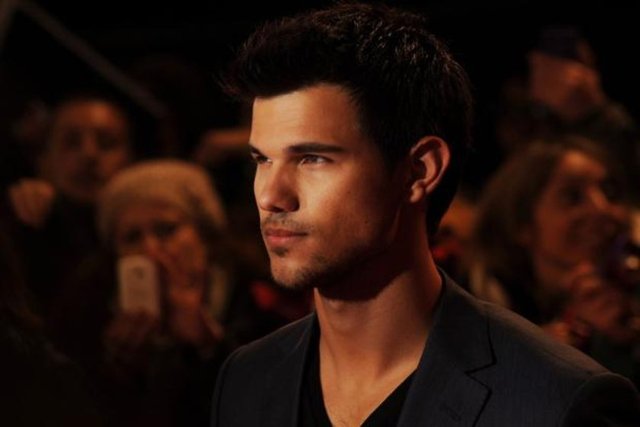 Alaca Karanlık serisinin 'kötü' çocuğu olarak ün salan Taylor Lautner, en genç zenginler arasında yer alıyor. Lautner'ın kişisel serveti 40 milyon dolar civarında.