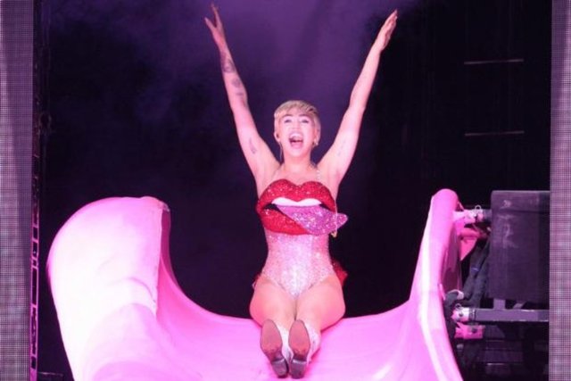 Son dönemde yaptığı çılgınlıklarla adından söz ettiren Miley Cyrus da bu listede yer alıyor. 21 yaşında olan Cyrus'ın kişisel servetiyse 150 milyon dolar.