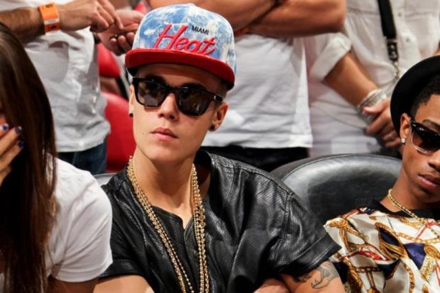 25 yaşına bile varmadan zengin olan ünlülerin başında tabi ki Justin Bieber var. 20 yaşına henüz varan Bieber'ın 210 milyon dolarlık kişisel serveti bulunuyor.