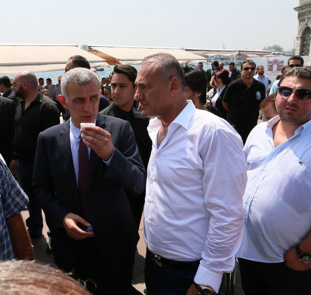 Öte yandan törene katılan diğer isimler şöyle: İstanbul Büyükşehir Belediye Başkanı Kadir Topbaş, Beşiktaşlı eski futbolcu Metin Tekin, Adana Demirspor Sportif Direktörü Samet Aybaba, TBMM eski Başkanı Hikmet Çetin, Beşiktaşlı eski futbolcu Rıza Çalımbay>