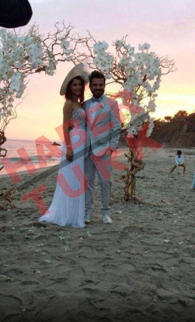 Gazetecilerin sorularına - "Çok mutluyuz ve çok - keyifliyiz" diye yanıt veren - çift, daha sonra Atatürk - Havalimanı'ndan ayrıldı. -