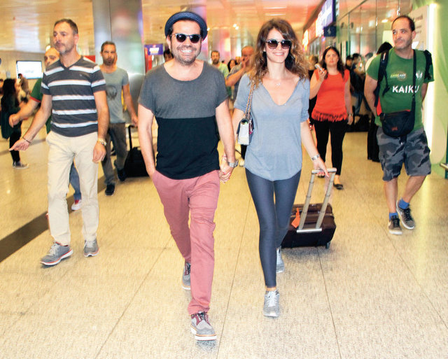 Türk Hava - Yolları'nın tarifeli uçağı ile - dün akşam saatlerinde - Los Angeles'tan İstanbul'a - gelen ünlü çift, Atatürk - Havalimanı Dış Hatlar - Terminali'nde el ele - gazeteciler tarafından - görüntülendi.