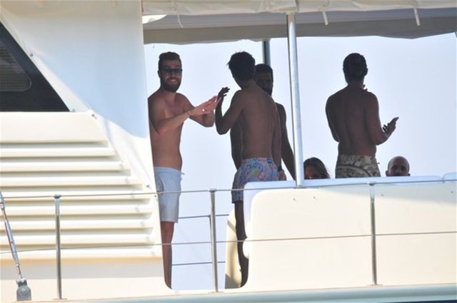 Oğulcan Engin önceki gün Bodrum Türkbükü'ne demir atan lüks bir yatta görüntülendi.