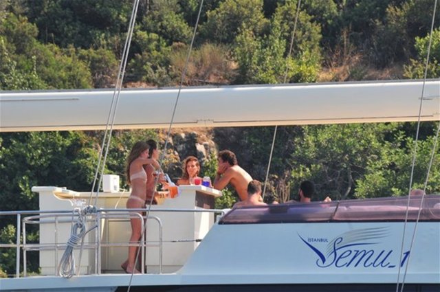 Arkadaş grubuyla Cennet koyuna demirledikleri teknelerinde görüntülenen grup eğlenceli zaman geçirdi.