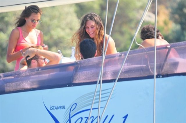 Oğulcan Engin, gazetecileri fark edince, selam verdi.