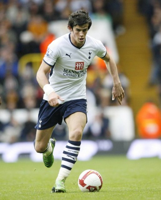 (2008) 2008-2009 seonunda ise Tottenham formasını 30 kez giydi.