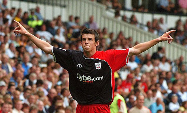 (2006) 2006 yılında 17 yaşında profesyonel olarak Southampton forması giyemeye başlayan yıldız oyuncu, ilk zamanlardaki cılız görüntüsüyle dikkat çekiyordu.