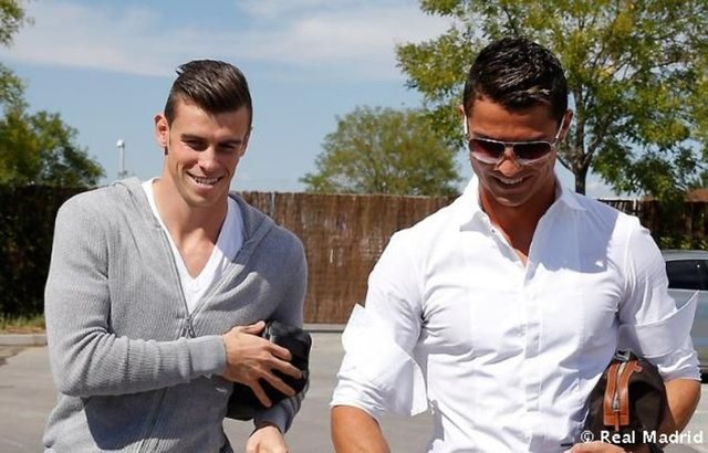(2013) Bale ve Ronaldo'nun karşılaştırıldığı bir diğer konu ise dış görünüş ve çekicilikti...
