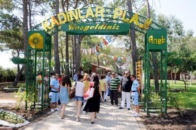 Büyükşehir Belediyesi'nin Sarısu Mesire Alanı'nda 72 dönümlük alana yaptığı Kadınlar Plajı, tartışmalar arasında geçen 16 Ağustos Cumartesi günü törenle açıldı.