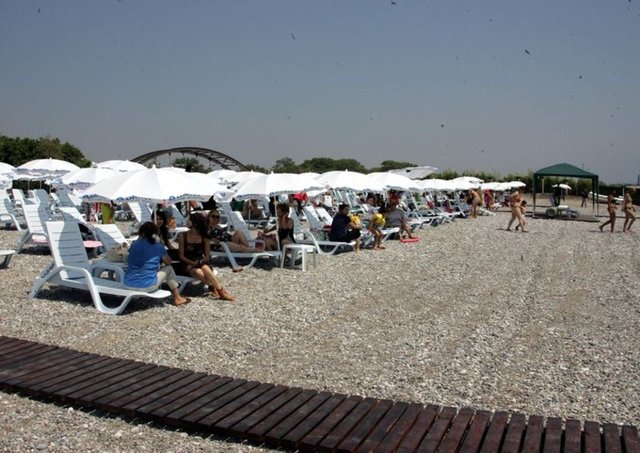 GÖRGÜ TANIĞI ANLATTI -  - Şezlongları birbirine çok uzak olmayan tesettürlü ile üstsüzler arasında tartışma çıktığını ve grupların arasında bunu konuştuklarını anlatan bir görgü tanığı ise şunları söyledi: