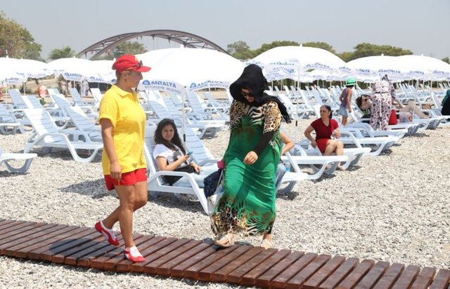 çekimine izin verilmediğini söyledi. İçeri kadın gazeteci girmesi durumunda izin almak şartıyla fotoğraf çekiminin serbest olduğunu anlatan Dinçmen, 1 Eylül'den itibaren et-balık gibi restoranların da hizmete açılacağını dile getirdi.