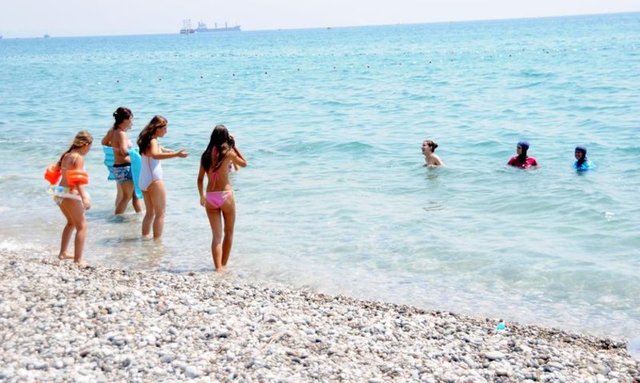 Bazı kesimlerin 'Cinsiyet ayrımcılığı' olarak yorumladığı Kadınlar Plajı'nı günlük 1000'in üzerinde kadının ziyaret ettiği açıklandı.