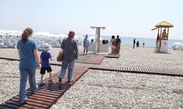 "Üstsüzler benim tam arkamdaydı, rahatça güneşleniyordu. Tesettürlülerle aralarında bir tartışma olmuş, onu konuşuyorlardı. Şezlongları birbirine çok uzak değildi. Plaj müdürü cankurtaran kulesinin altına geldi.