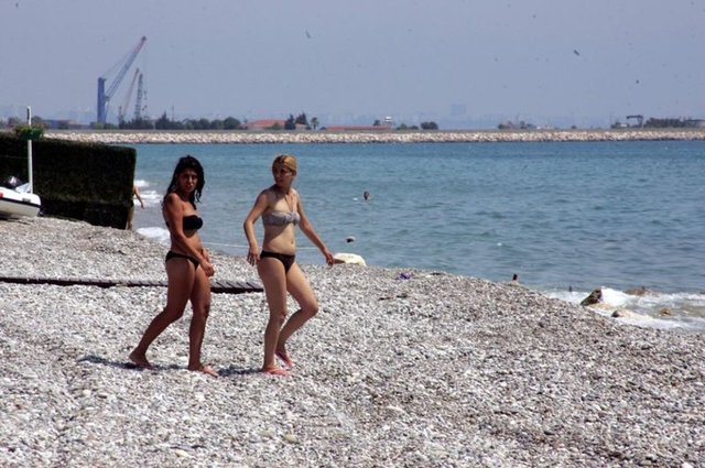 Olaya ilişkin tesettürlü kadınlar yanlarındaki erkek çocuklarının etkilendiği gerekçesiyle müdüriyete 'Burası çıplaklar kampı değil' diye şikayette bulundu.İki genç kadın üstsüz güneşlenebilecekleri,ancak denize girerken üssüz olmamaları yönünde uyarıldı.