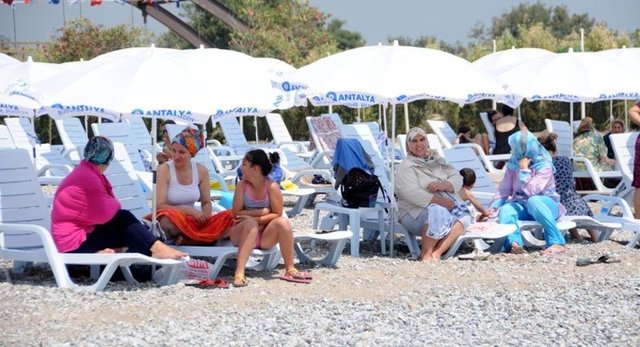Talep nedeniyle şezlong, duş kabini, soyunma odası ve cankurtaran sayıları da artırılıyor. Plajda hafta sonu tesettürlü kadınlar ile üstsüz güneşlenenler arasında "Burası çıplaklar kampı değil" diye tartışma çıktığı belirtildi.