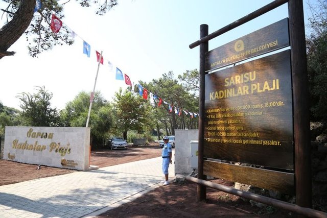 Bu sırada tesettürlü kadın plaj müdürünün yanına giderek 'Böyle yakışıyor mu,uyardık, burası çıplaklar kampı mı?' diye şikayette bulundu.Müdür de 'burası kadınlar plajı isteyen istediği gibi girer' dedi.Tesettürlülerin yanında küçük erkek çocukları vardı.