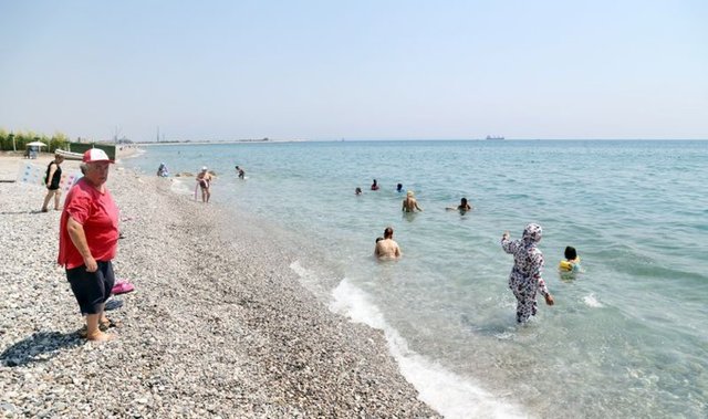 ÜSTSÜZ POLEMİĞİ YAŞANDI -  - Kadınlar Plajı'nda geçen haftasonu üstsüz denize giren iki genç kadınla, tesettürlüler arasında 'üstsüz denize girmeyin' polemiği yaşandı.