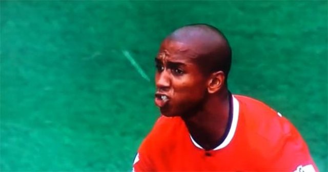 -  - Manchester United, Swansea City'e 2-1 mağlup oldu. -