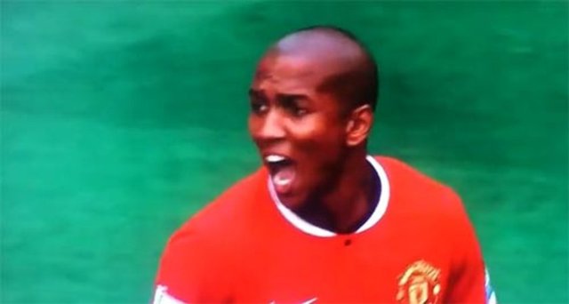 -  - Ashley Young arkadaşlarına seslenirken; bir anda ağzına kuş pisliği geldi. -