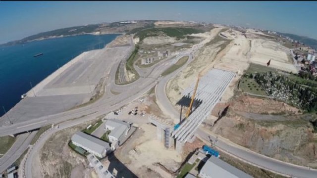 3 gidiş ve 3 geliş olmak üzere 6 şerit ve bir hizmet şeridi olarak planlanan köprünün kulelerinin bu yıl sonu tamamlanarak 252 metreye ulaşacağı ve halat çekme çalışmalarının başlayacağı öğrenildi.