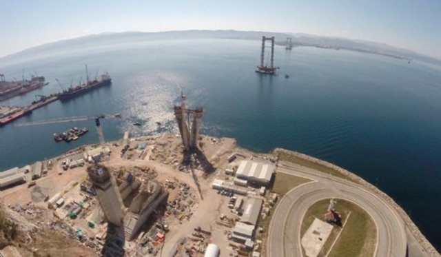 Toplam'da 2 bin 682 metre olarak planlanan köprünün orta açıklığının 1500 metre olacağı ve Dünyanın en büyük orta açıklığa sahip dördüncü köprü olacağı belirtildi.