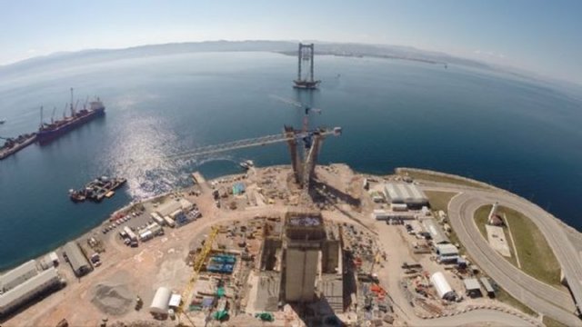 Türkiye'de benzer köprülerden farklı olarak çelik olarak imal edilen köprü kulelerinin parçaları Gemlik'te imal edilerek Altınova'da bulunan bir tersaneye getiriliyor.