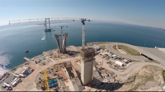 Şu anda şantiyesinde 1350 kişi çalışan İzmit körfez geçiş köprüsünün 2015 yılının sonunda ise taşıyıcı platformların yerleştirilmesiyle tamamlanacağı belirtildi.