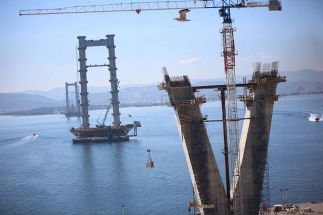 1.1 milyar dolarlık yatırımla gerçekleştirilen İzmit Körfezi Geçiş Köprüsünden geçiş bedeli ise 35 dolar artı KDV olacak.