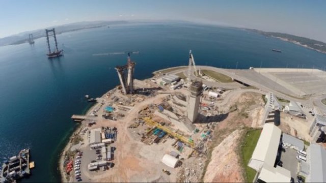 Karada imal edildikten sonra denize batırılan 38 bin 404 ton ağırlığında keson temelleri üzerinde geçtiğimiz Temmuz ayından bu yana yükselmeye başlayan köprü kulelerinin boyu 120 metreyi aştı.