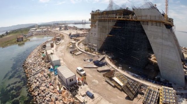 İstanbul –İzmir arasındaki yolu 3,5 saate indirecek olan Gebze-Orhangazi-İzmir otoyol projesi kapsamında yapımına devam edilen İzmir Körfez Geçiş Köprüsü inşaatında kule yükseklikleri 120 metreyi aştı.