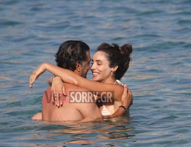 Gözden uzak aşklarını yaşamak için Bodrum'dan Yunan adalarına geçen Nur Fettahoğlu, Yunanistan'da reyting rekorları kıran Muhteşem Yüzyıl dizisi nedeniyle orada da tanındığını unutmuş olacak ki eşiyle rahat rahat öpüştü.