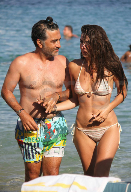 Ancak Yunanlı paparazzilere yakalandılar. Çiftin fotoğrafları birçok Yunan magazin sitesinde tıklanma rekorları kırıyor.